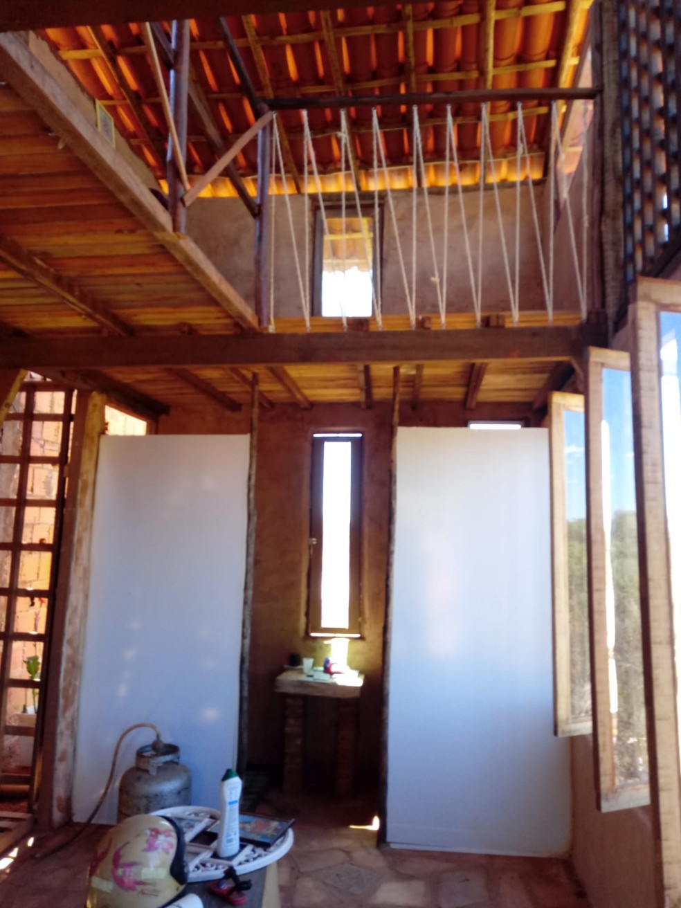 Interior da casa sustentável construída por estudantes para família que vivia em barraco. — Foto: Reprodução