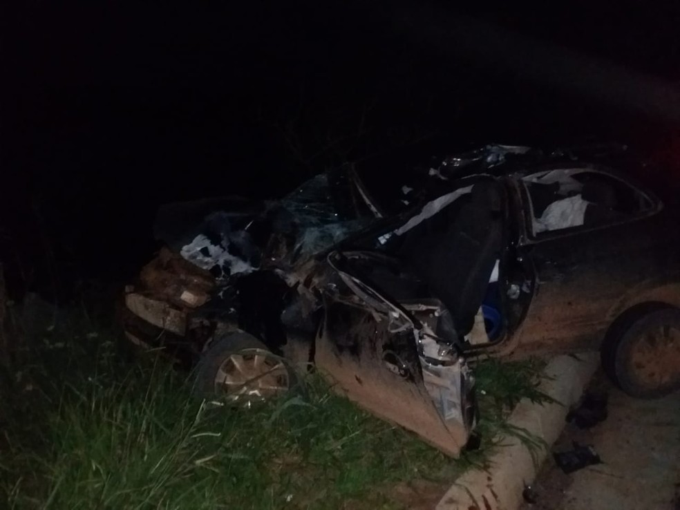 Acidente com carro e moto na rodovia Raposo Tavares deixa três mortos em Itaí — Foto: Corpo de Bombeiros/Divulgação