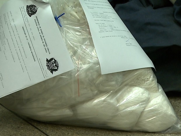 Suspeito disse que recebia R$ 600 por mês para guardar 10 quilos de pasta base de cocaína em casa (Foto: Sérgio Oliveira/EPTV)