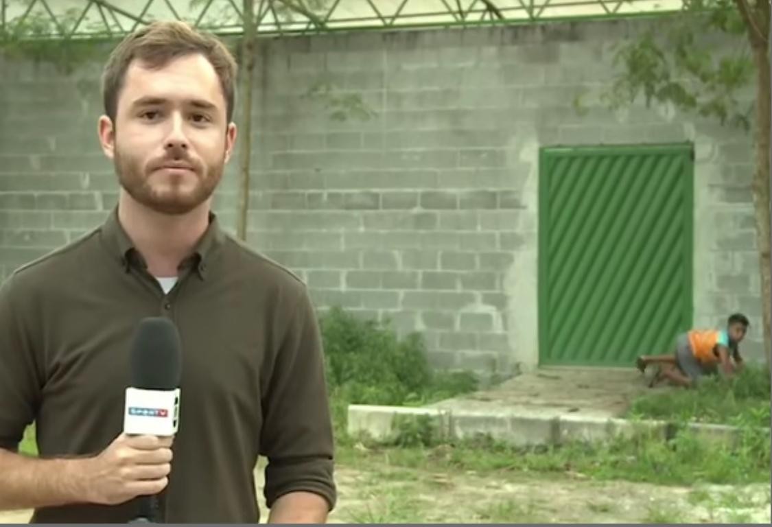 Criança cai de árvore em vídeo (Foto: Andrey Raychtock)