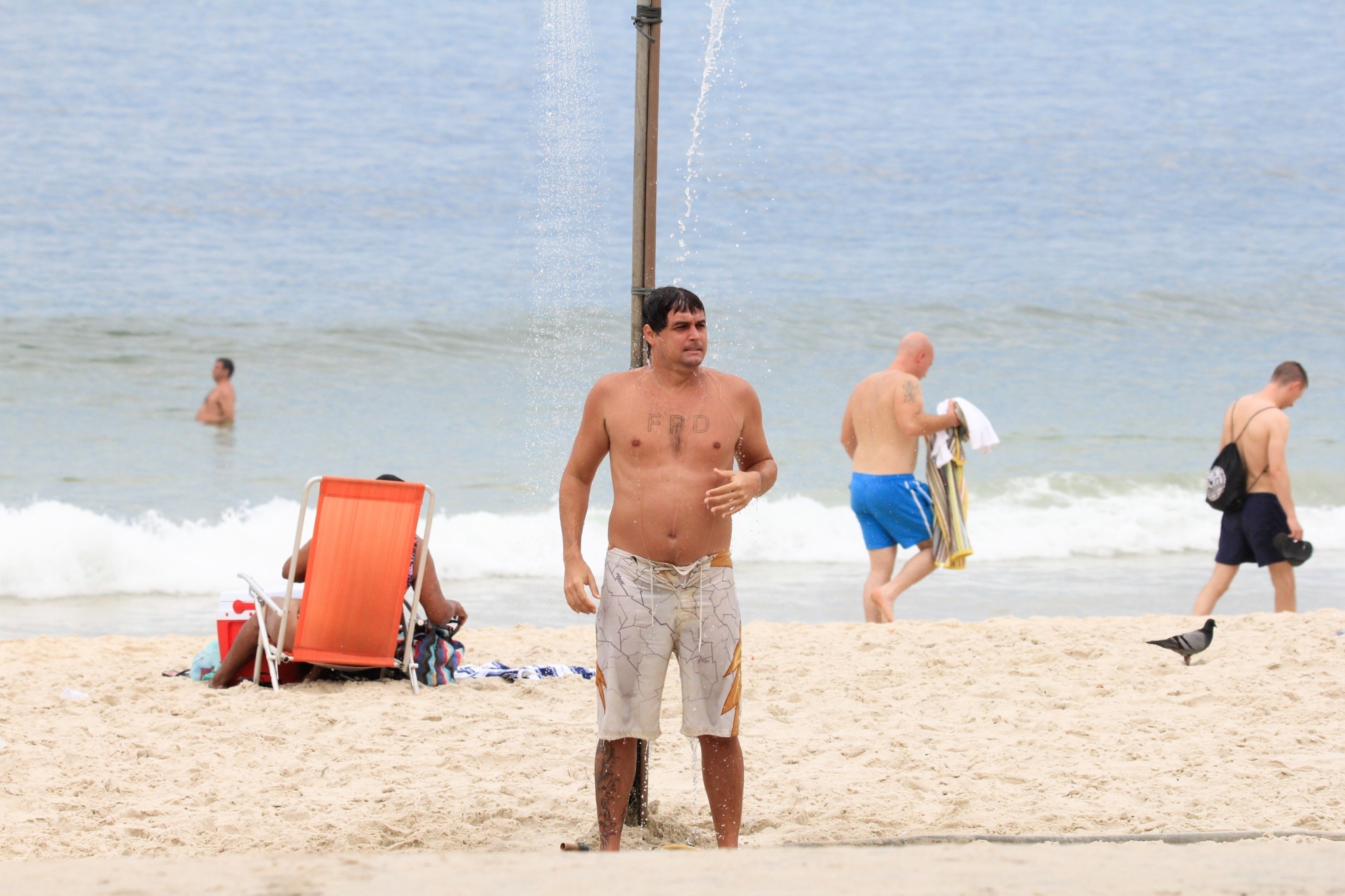 Felipe Dylon, dono dp hit A Musa do Verão, em praia no Rio (Foto: JC PEREIRA / AgNews)