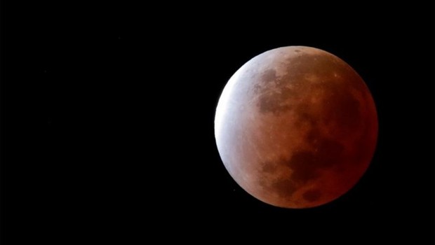 Eclipse lunar parcial na província de Panamá Oeste, no Panamá (Foto: EPA via BBC)