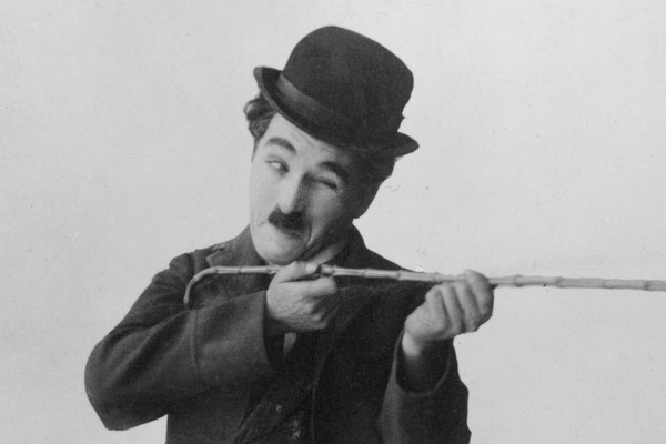Até Charlie Chaplin morou nas ruas de Londres, depois de seu pai morrer e sua mãe ter um colapso mental (Foto: Getty Images)