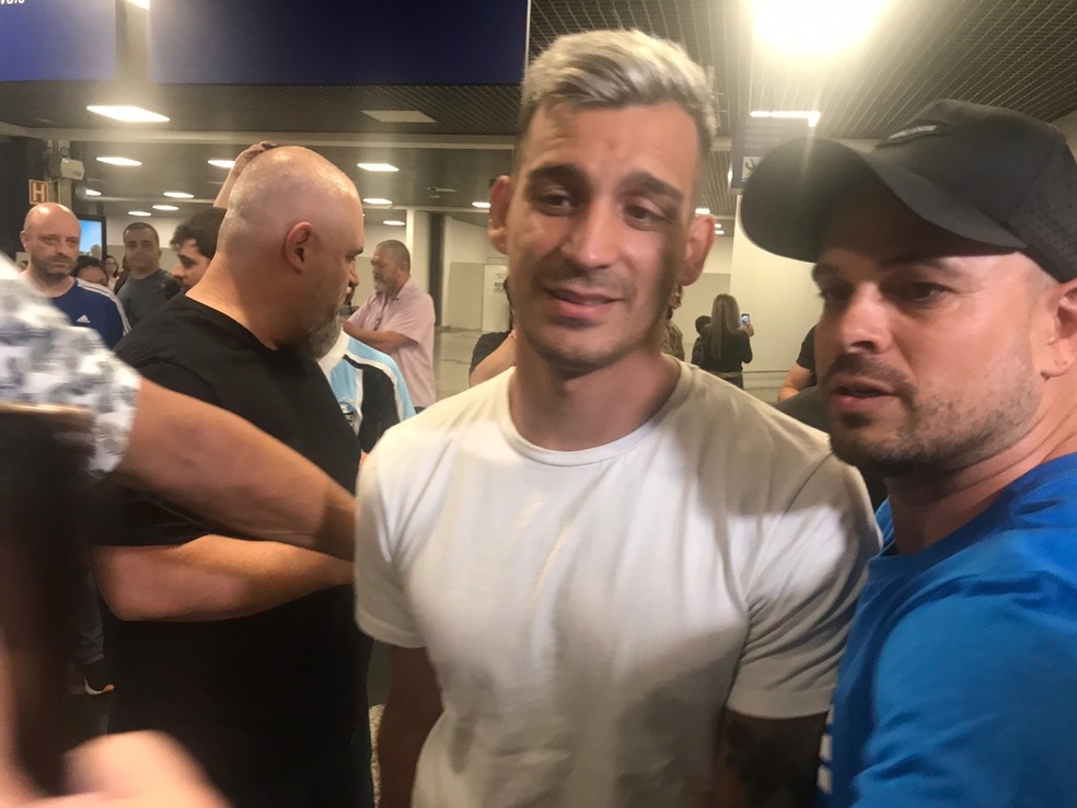 Cristaldo chega a Porto Alegre para assinar com o Grêmio após atraso em voo