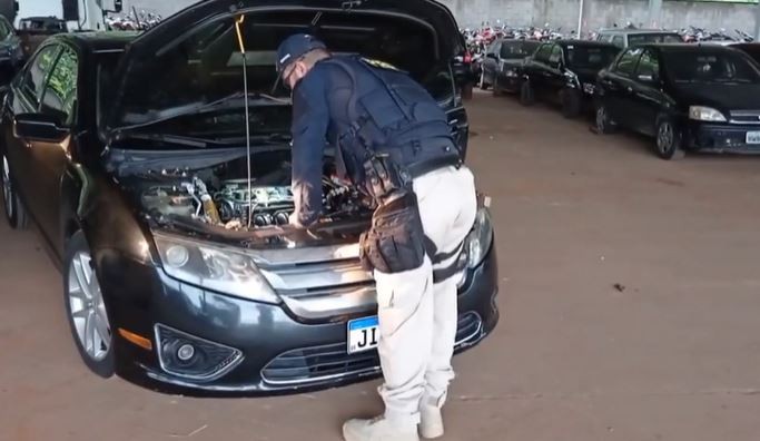 Motoristas acabam detidos em flagrante após PRF abordá-los por manobras suspeitas