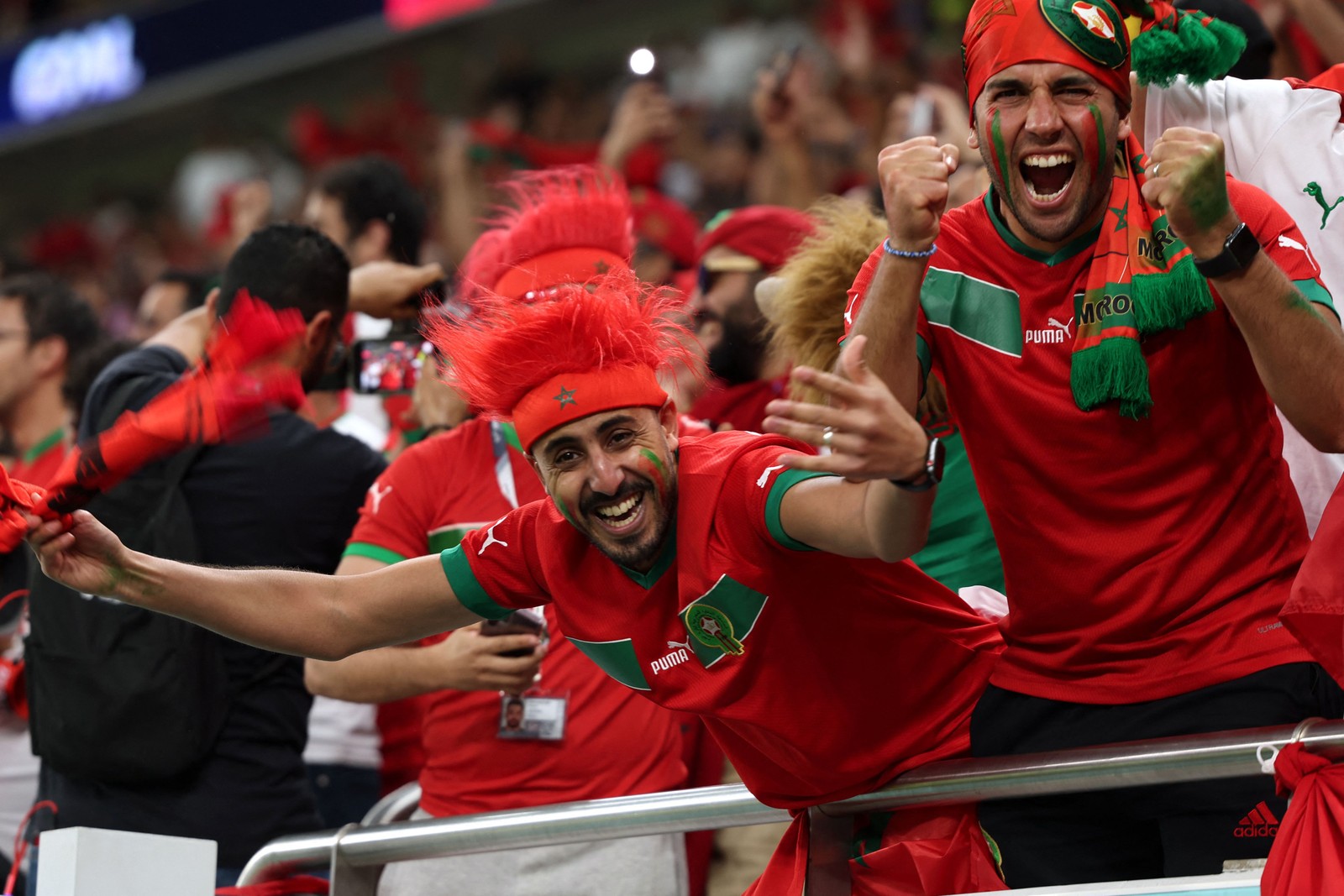 Torcedores do Marrocos fazem a festa depois do gol em cima da Bélgica — Foto: FADEL SENNA/AFP