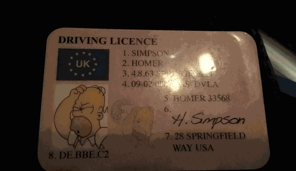 Motorista tem carro apreendido na Inglaterra ao dirigir com carteira de habilitação de Homer Simpson (Foto: Thames Valley Police/Twitter)