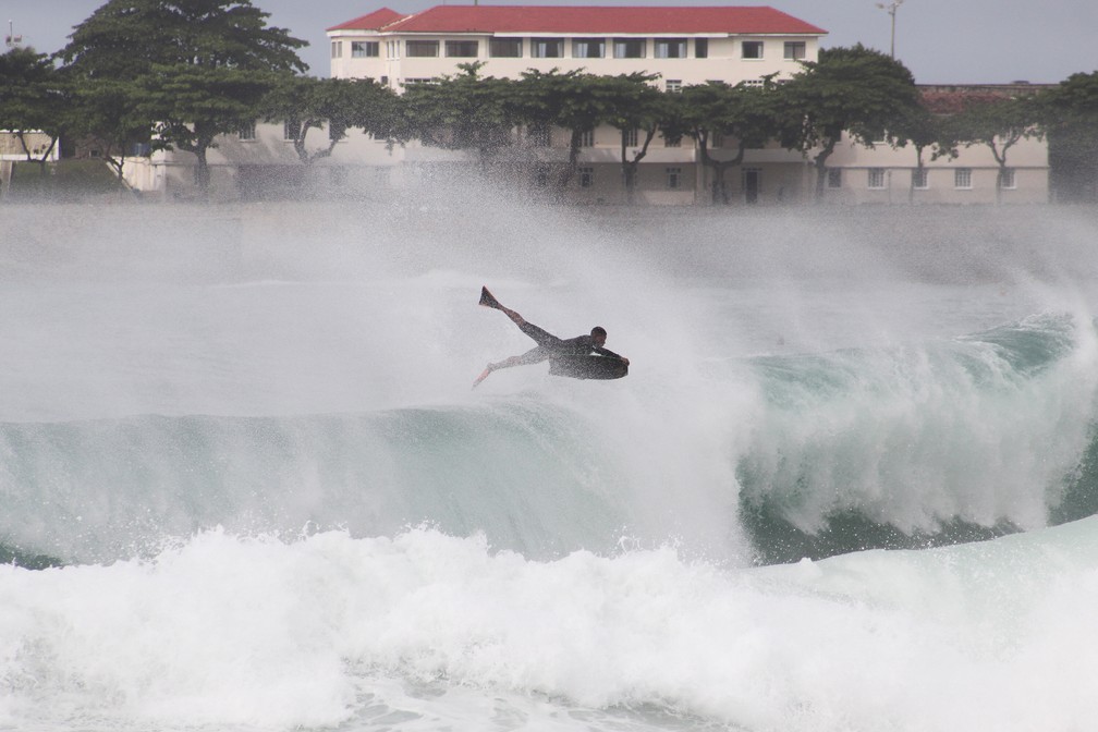 Bodyboarder aproveita onda grande na Praia de Copacabana na quinta-feira (22) — Foto: Joao Gabriel Alves/Immagini/Estadão Conteúdo
