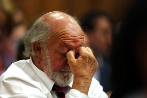Pai de Reeva Steenkamp em julgamento de Oscar Pistorius (Foto: AFP)
