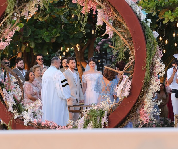 Camila Queiroz e Klebber Toledo se casam (Foto: Manuela Scarpa e Iwi Onodera/Brazil News)