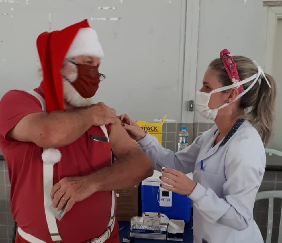 Papai Noel recebendo a vacina contra a Covid-19 em Jundiaí (SP) — Foto: Arquivo Pessoal