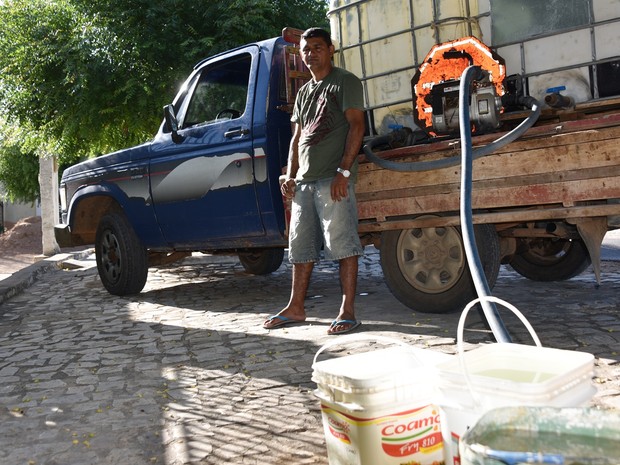 Em Frutuoso Gomes, ma região Oeste potiguar, o autônomo Francisco de Assis Carlos, de 40 anos, tornou-se comerciante. Ele vende água em um caminhão adaptado para carregar até 2 mil litros.  (Foto: Anderson Barbosa e Fred Carvalho/G1)