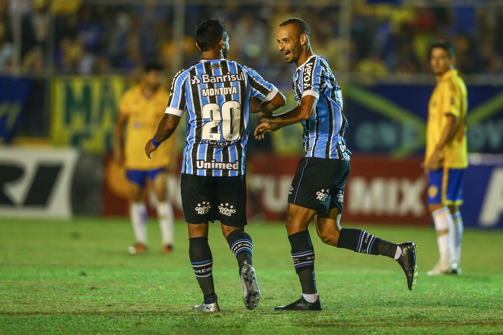 Thaciano cumprimenta Montoya após marcar o gol — Foto: Lucas Uebel/Grêmio