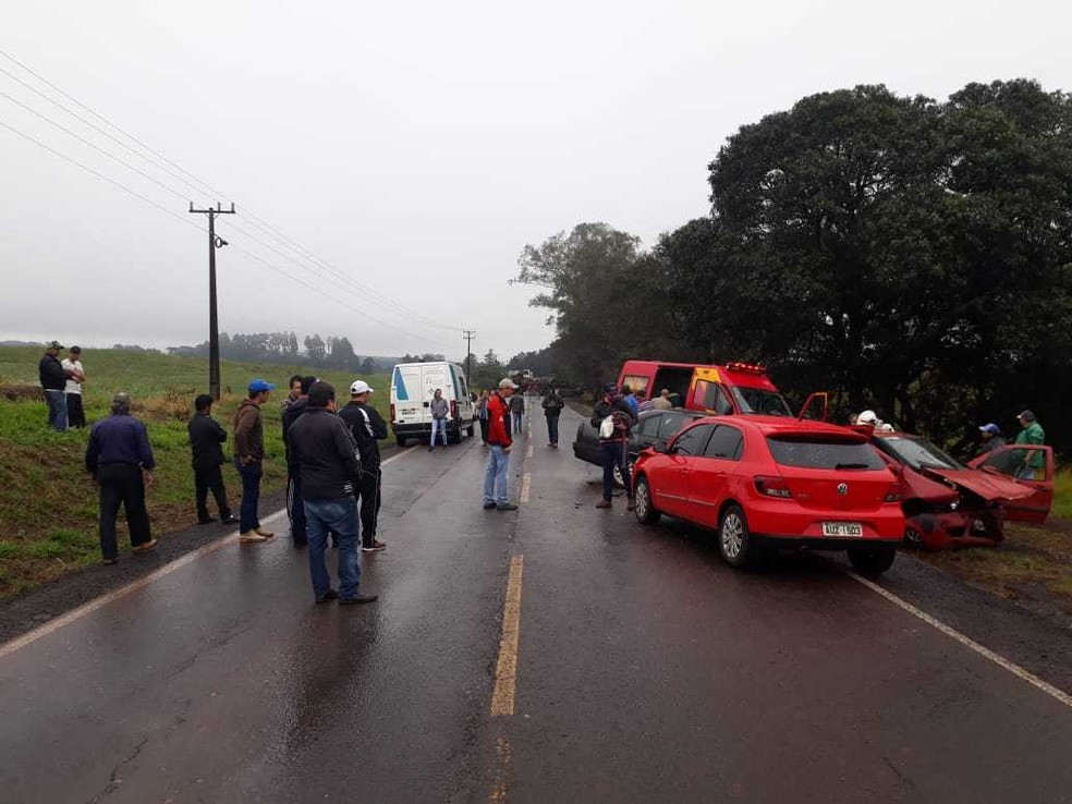 Com o acidente na PR-466, o trecho da rodovia precisou ser interditada e o trÃ¢nsito desviado por uma estrada marginal por cerca de duas horas (Foto: PRE/DivulgaÃ§Ã£o)