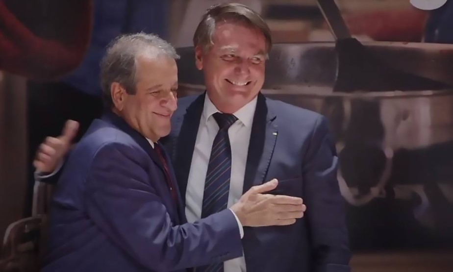 O ex-presidente Jair Bolsonaro abraçado o presidente do PL, Valdemar Costa Neto