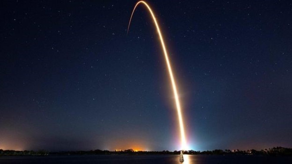 Conforme mais satélites são lançados em órbita, o espaço ao redor do nosso planeta se torna mais lotado — Foto: SpaceX