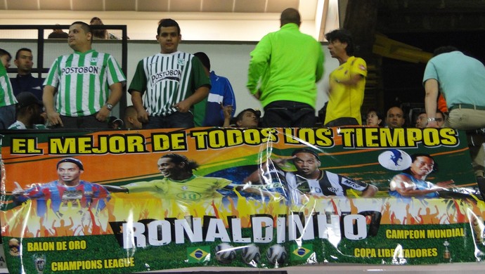 Faixa Ronaldinho estádio Medelim (Foto: Fernando Martins)