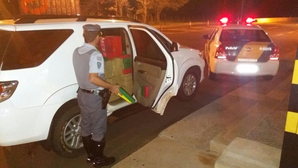 Veículo foi abandonado às margens da Rodovia Raposo Tavares (SP-270) (Foto: Polícia Rodoviária/Divulgação)