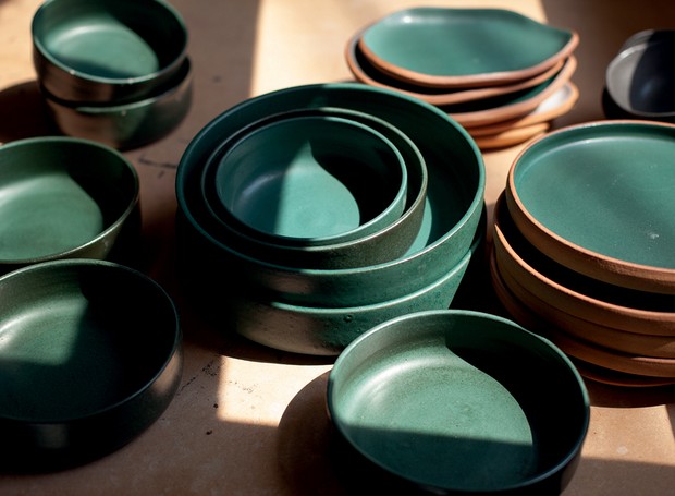 Bowls e pratos pintados com pigmento verde-escuro desenvolvido no Luli Ateliê (Foto: Mayra Azzi / Editora Globo)