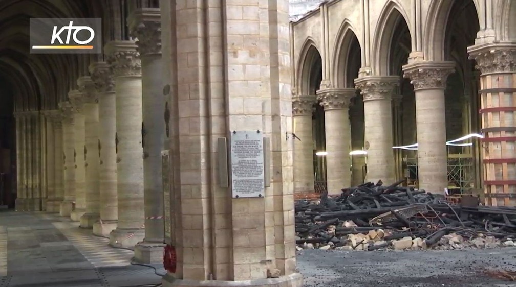 No início da missa, a transmissão da KTOTV mostrou uma pilha de escombros do incêndio dentro da Catedral de Notre-Dame — Foto: Reprodução/KTOTV