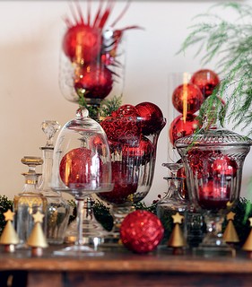 Arranjos com bolas: dentro de campânulas e vasos, as bolas de Natal criam efeito especial