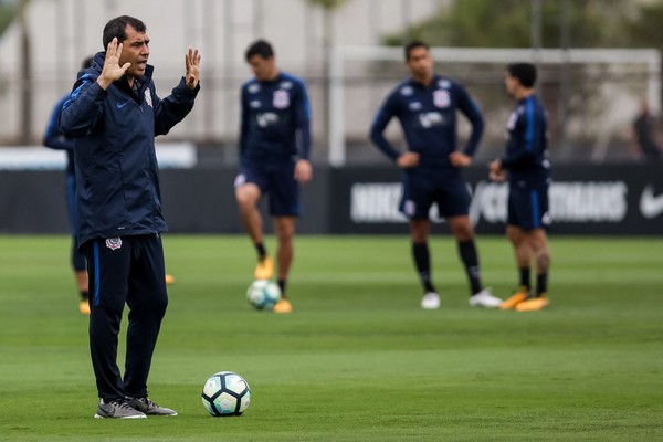Entenda o que tem tirado Carille do sério nos últimos jogos do Corinthians