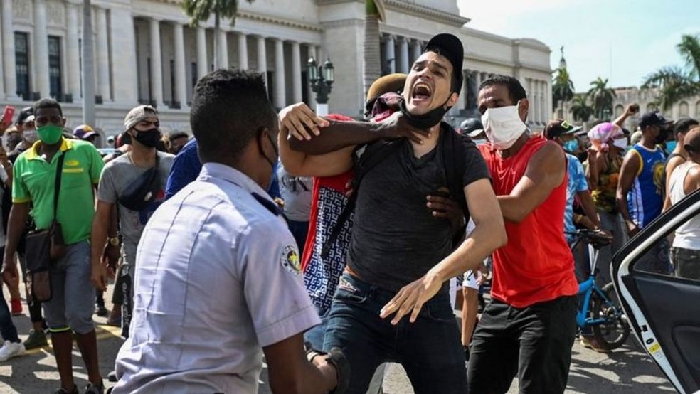 Policiais e agentes à paisana reprimiram manifestantes — Foto: Getty Images/Via BBC