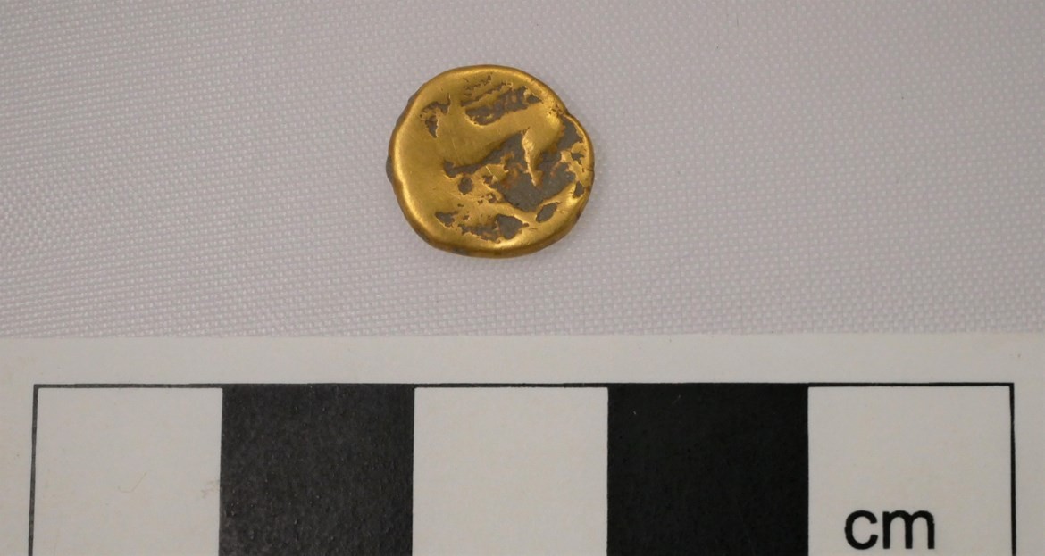 Outra descoberta feita no local é de moedas de ouro da Idade do Ferro (Foto: Reprodução/HS2)