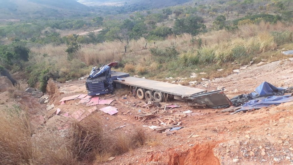 Carreta saiu da pista e caiu em uma ribanceira  â Foto: PolÃ­cia RodoviÃ¡ria Federal/DivulgaÃ§Ã£o