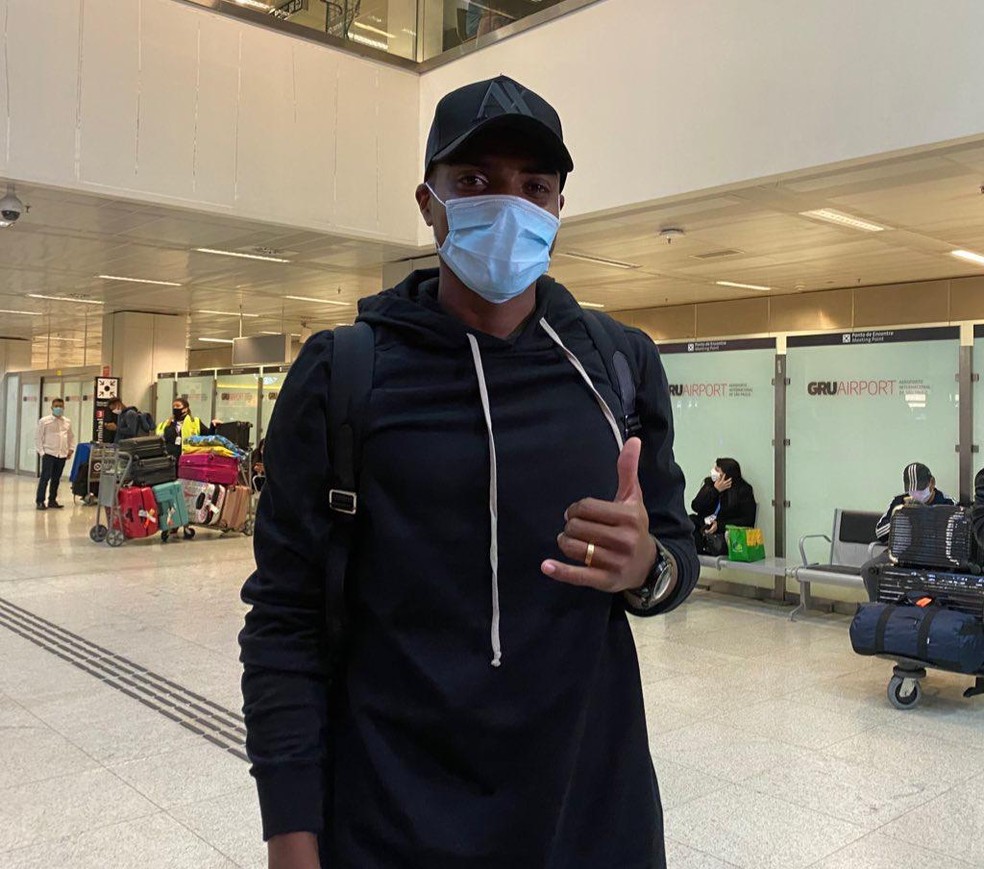 Jemerson chega ao Brasil, revela papo com Jô e exalta Corinthians: 