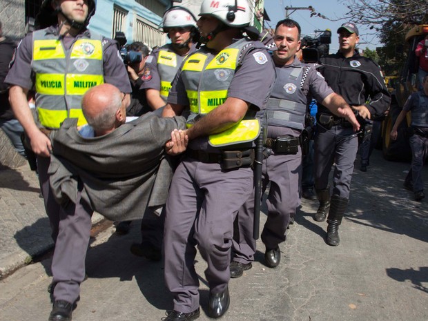 Eduardo Suplicy é carregado por policiais militares após protestar contra reintegração de posse (Foto: Uriel Punk/Futura Press/Estadão Conteúdo)