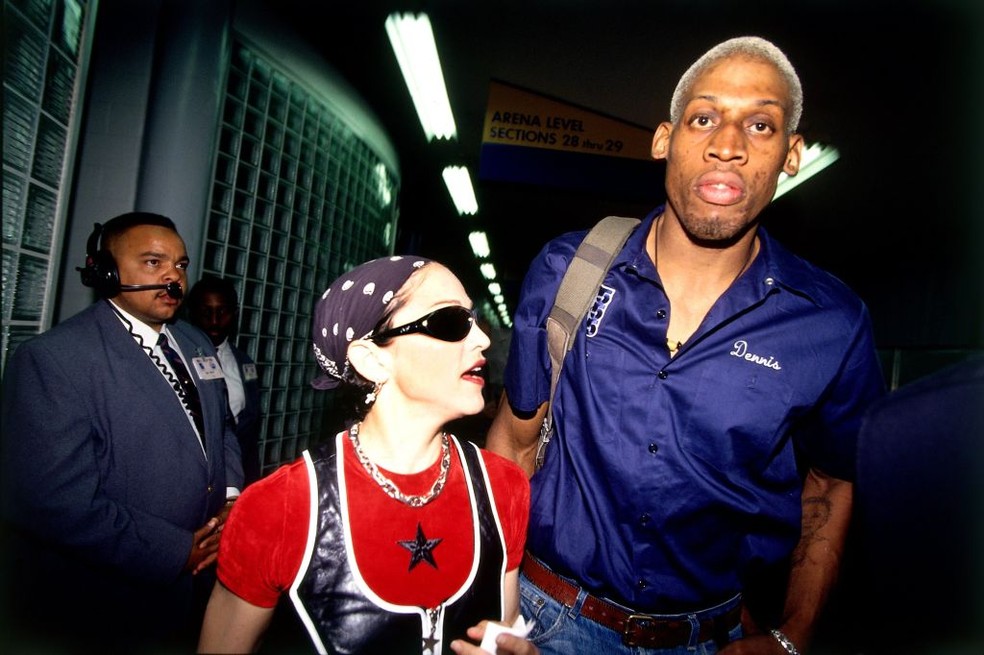 Dennis Rodman com Madonna em 1994 — Foto: Andrew D. Bernstein/Getty Images
