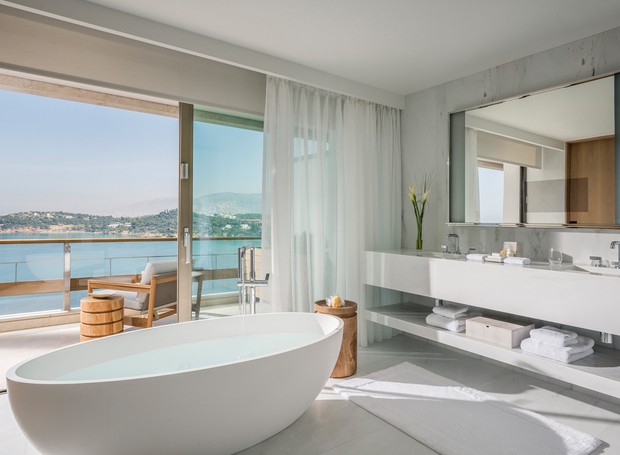 O banheiro do Astir Palace Hotel Athens oferece uma paisagem incrível aos hóspedes, além da TV embutida no espelho e da banheira para os momentos de relaxamento (Foto: Divulgação / Four Seasons)