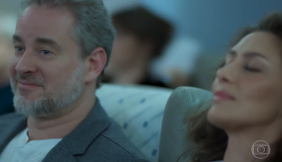 Eugênio e Joyce se reconciliam em avião — Foto: Globo
