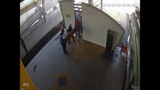 Mulher é arrastada pelo braço por trem do metrô no Recife; veja vídeo