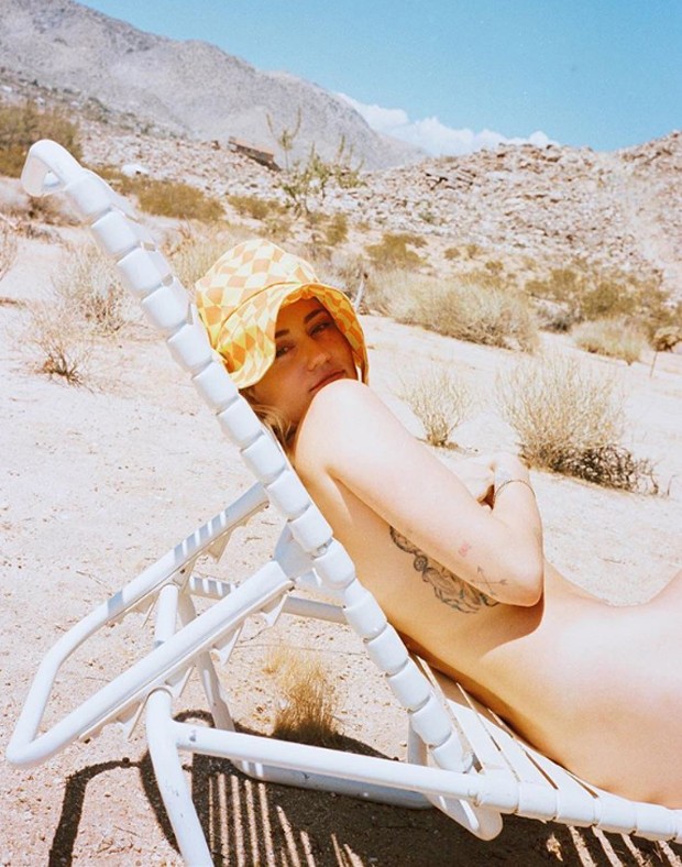 Miley Cyrus toma banho de sol nua no deserto (Foto: Instagram/ Reprodução)