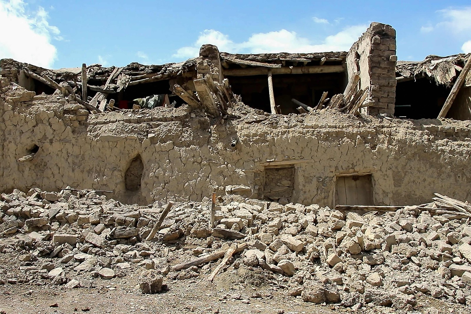 Casas danificadas no distrito de Gayan, província de Paktika. Tremor aconteceu a 10 quilômetros de profundidade, à 1h30 (18h de terça, hora do Brasil), a cerca de 45 quilômetros ao sudoeste da cidade de Khost — Foto: AFP