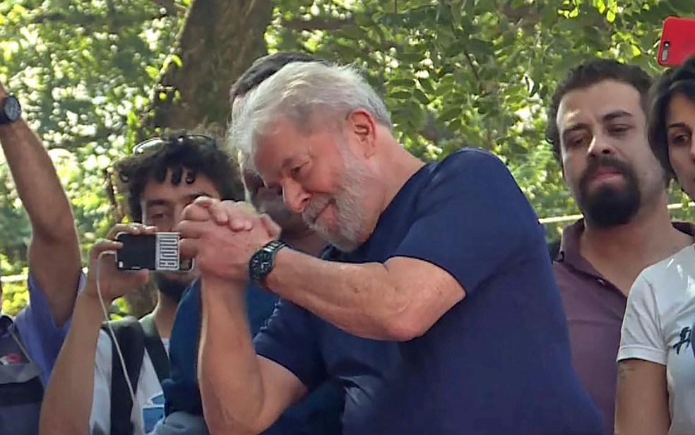 Lula está preso desde abril em cela especial na superintendência da PF, em Curitiba. Na foto, ele se despede de apoiadores em discurso em São Bernardo do Campo (SP), no dia em que se entregou à Polícia Federal. (Foto: Carlos Reyes/AFP)