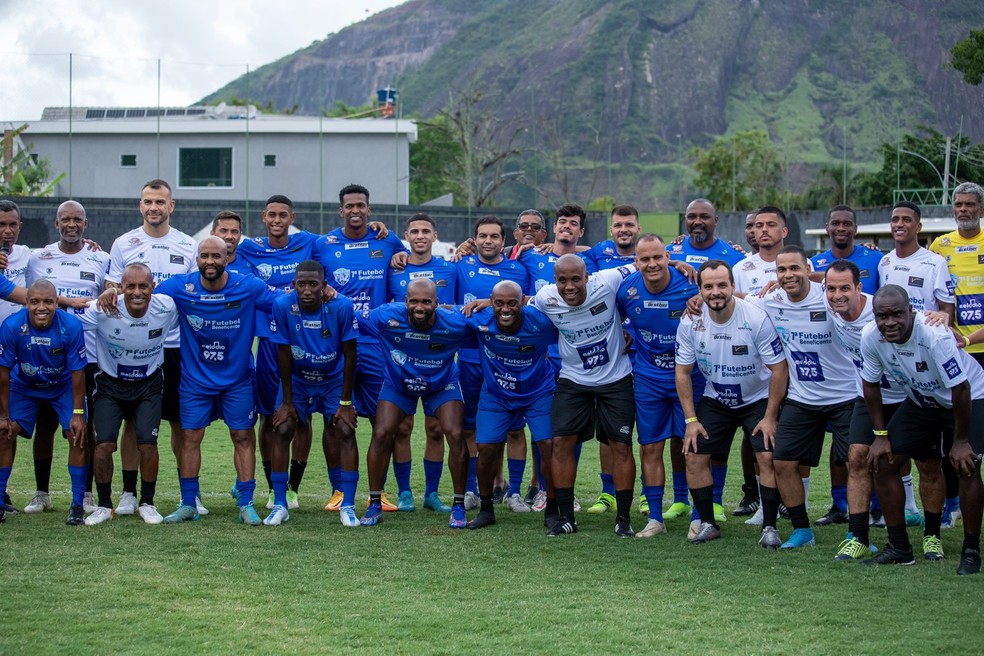 Ex-atletas e jogadores em atividades participaram do s&eacute;timo futebol beneficente do Craques da Paz &mdash; Foto: Divulga&ccedil;&atilde;o/Craque do Paz