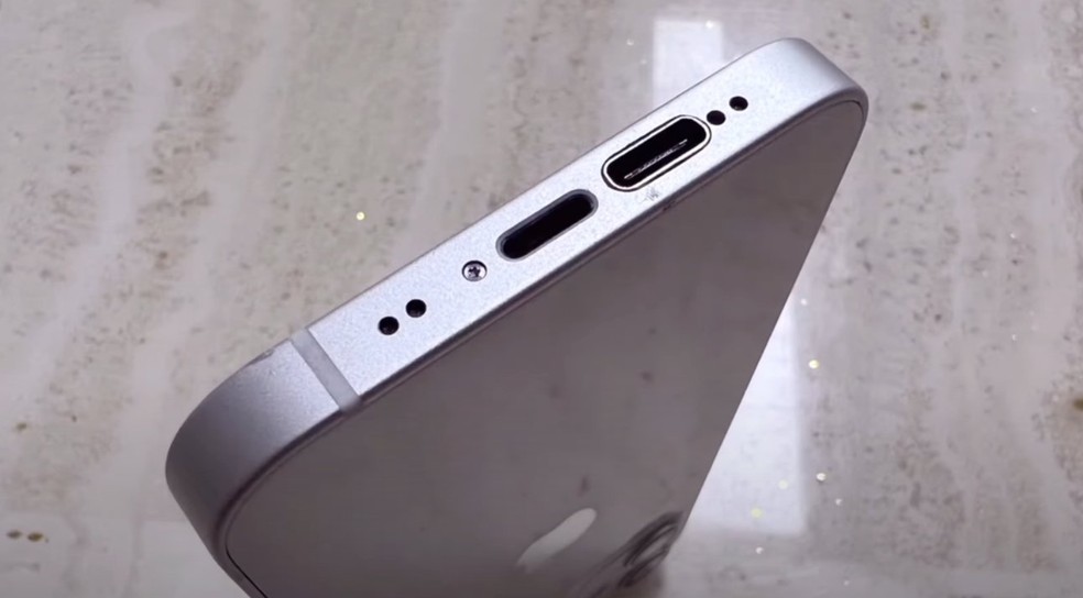 iPhone 12 Mini com USB-C e Lightning — Foto: Reprodução/Youtube "Hyphaistos3672"