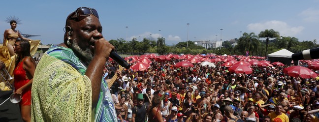 Sérgio Loroza canta com a banda Show Bangalafumenga na Glória — Foto: Fabiano Rocha/Agência O Globo