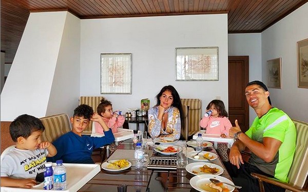 O jogador de futebol português na companhia da namorada e dos quatro filhos (Foto: Instagram)