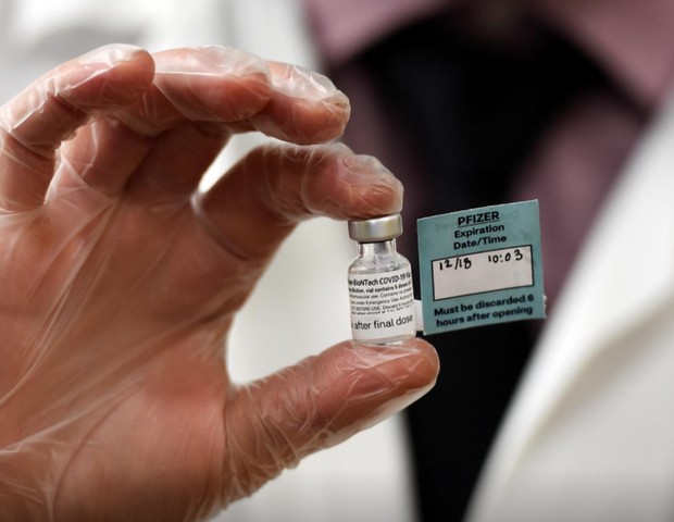 Vacina da Pfizer (Foto: Pool via Reuters)