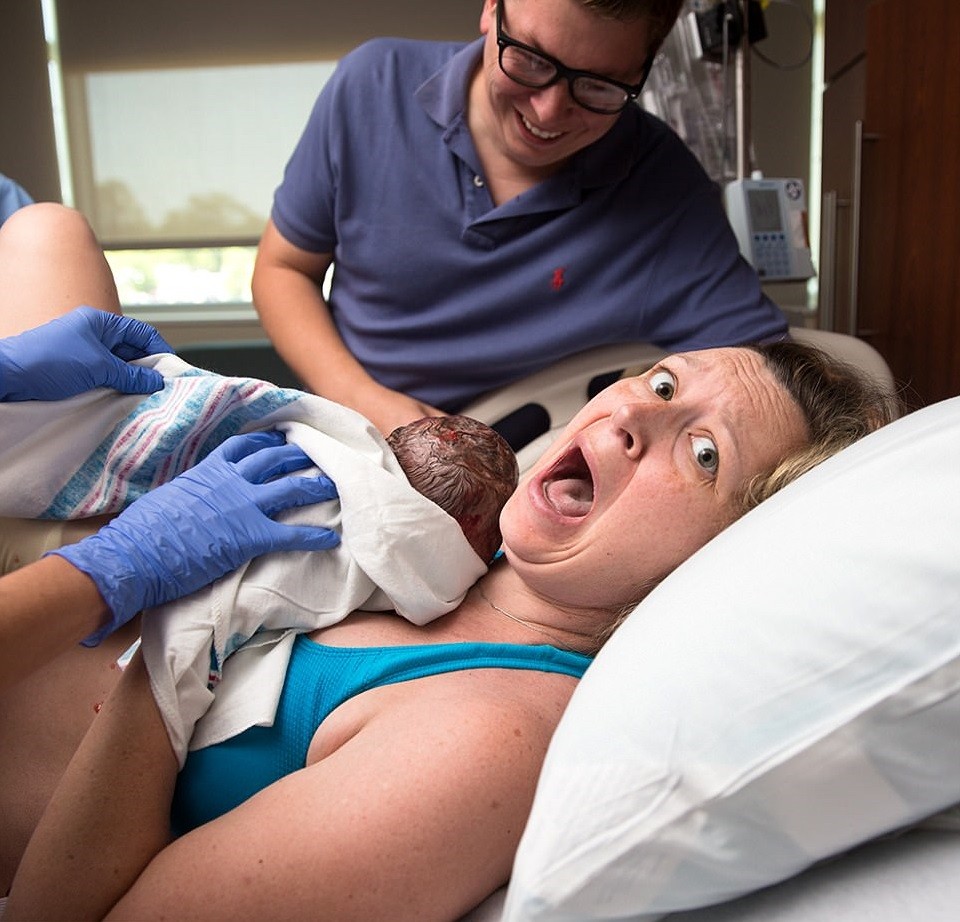 Dara Crouch com o filho segundos depois do nascimento (Foto: Ker-Fox Fotografia)