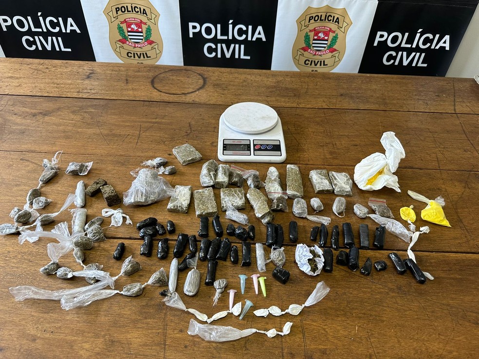 Detentos voltavam de trabalho externo com drogas, em Tietê — Foto: Polícia Civil/Divulgação
