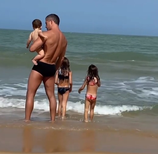 Malvino Salvador com os filhos na Bahia (Foto: Reprodução / Instagram)