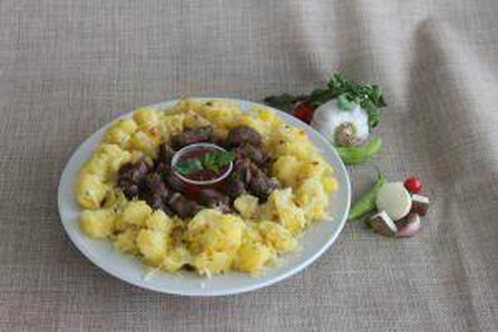 Carne de sol com mandioca na manteiga de ervas finas e queijo muçarela, acompanhado de molho especial picante — Foto: Comida Di Buteco/ Divulgação