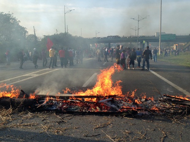 São Paulo: Manifestantes colocam fogo em pneus na altura do km 23 da Rodovia Anchieta, no ABC. Fumaça preta tomava boa parte da região. Segundo a Ecovias, cerca de 100 pessoas participam do protesto. (Foto: Glauco Araújo/G1)