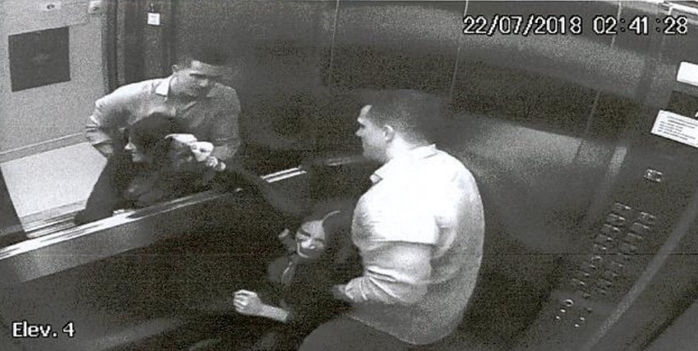 Câmeras registraram agressões do marido a advogada Tatiane Spitzner no elevador do prédio (Foto: Câmeras de segurança)