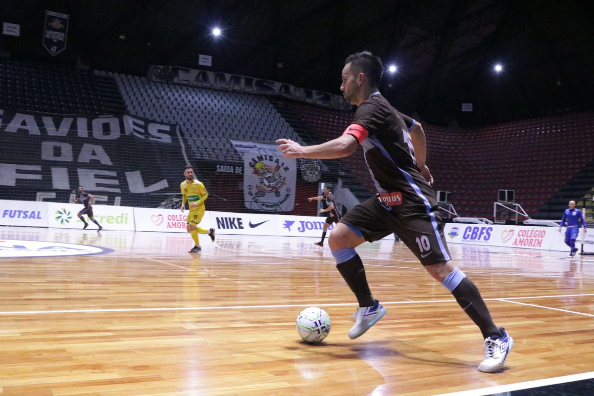 Corinthians marca no fim contra o Praia e se classifica na ...